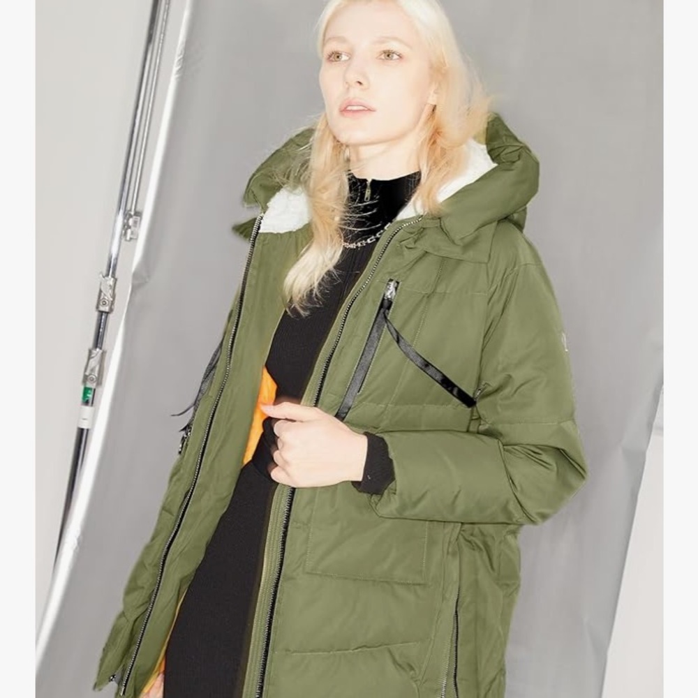 Women's Olive Hooded Puffer Coat In EUC! Great price and coat. Any ?’s lmk!